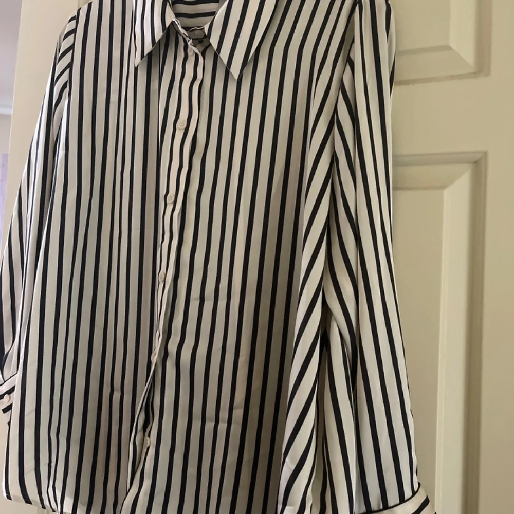 Button down - Picture 2 of 2